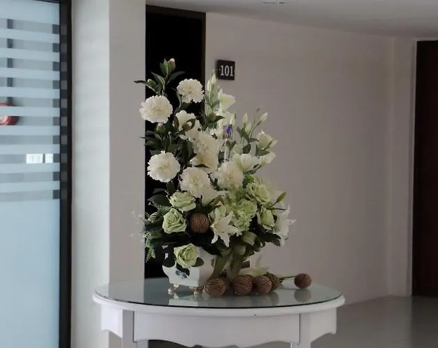 Chaengwattana Pavilion Hotel *