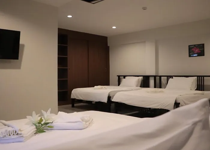 Chaengwattana Pavilion Hotel *